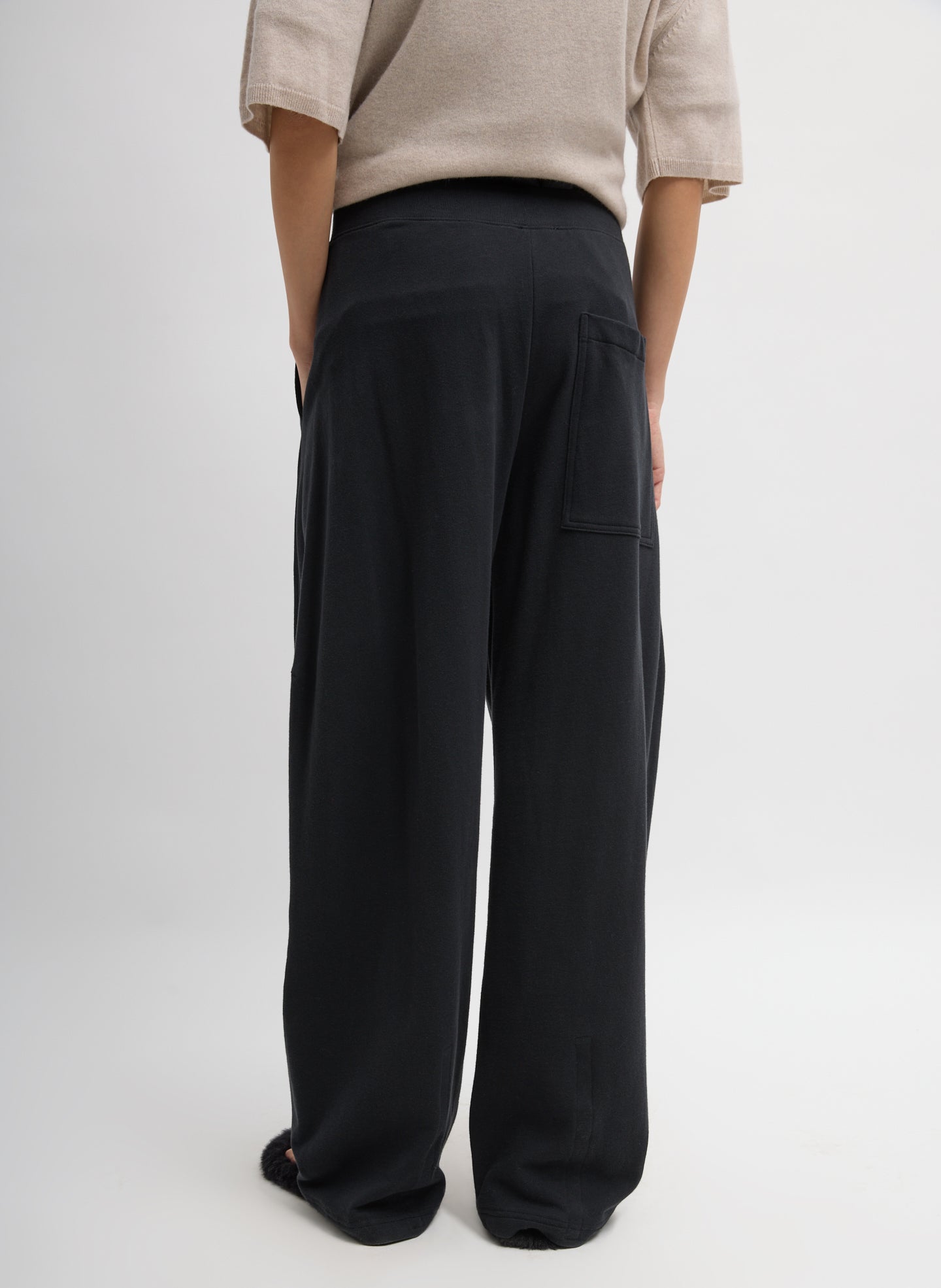 Black Light Weight Sweatshirting Winslow Pant - barrel leg lounge pant, back view on model