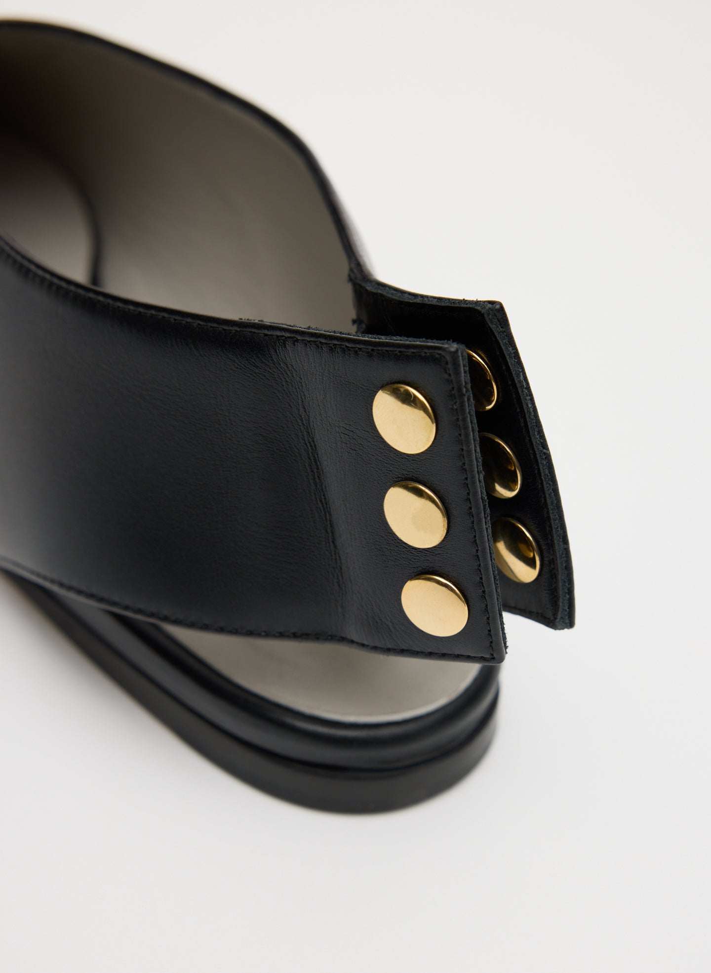 Black Norbert Flat - closeup of hardware detail at back