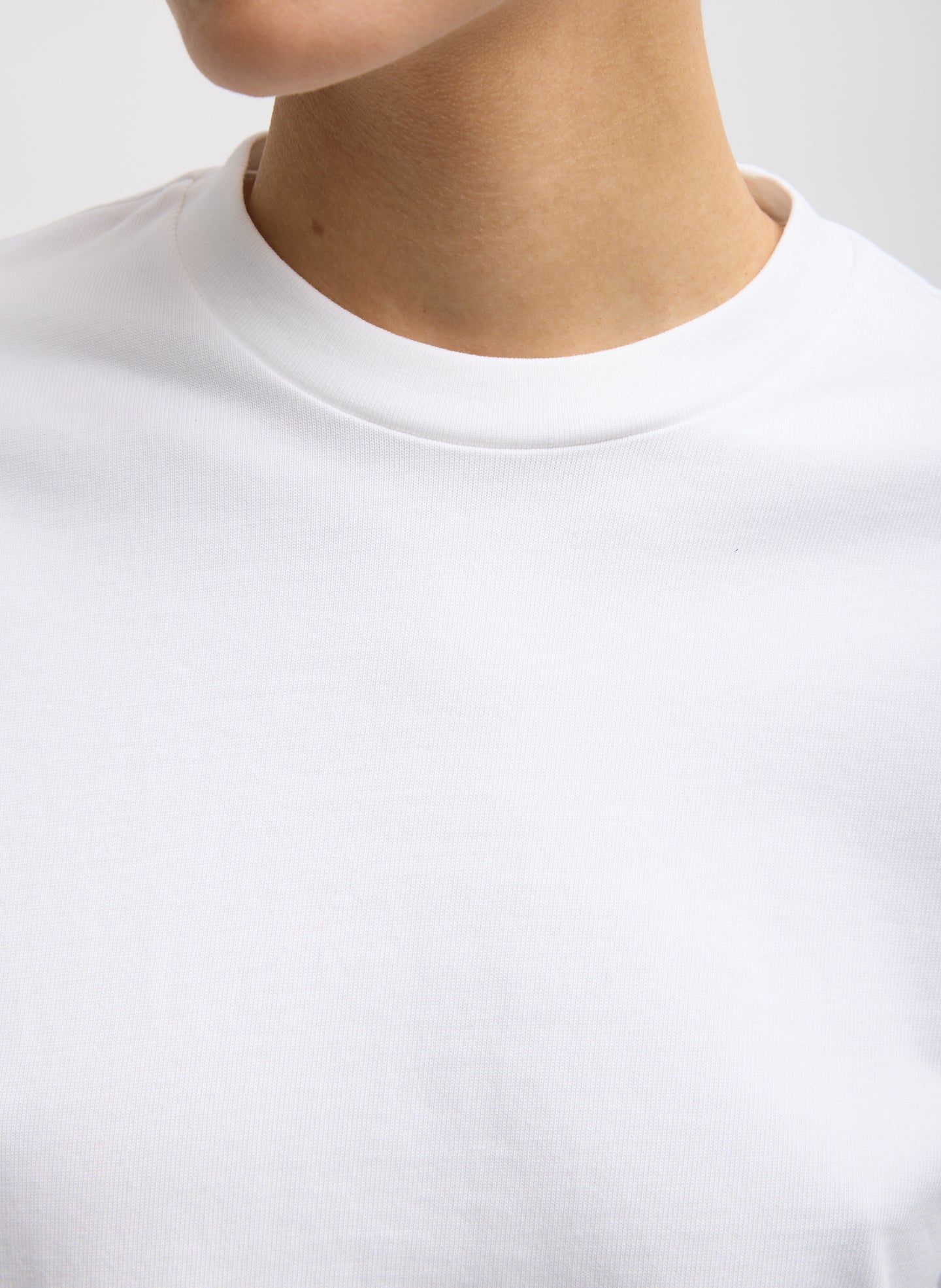 White Perfect T-Shirt With Gusset Elbow Sleeve - closeup of crewneck neckline