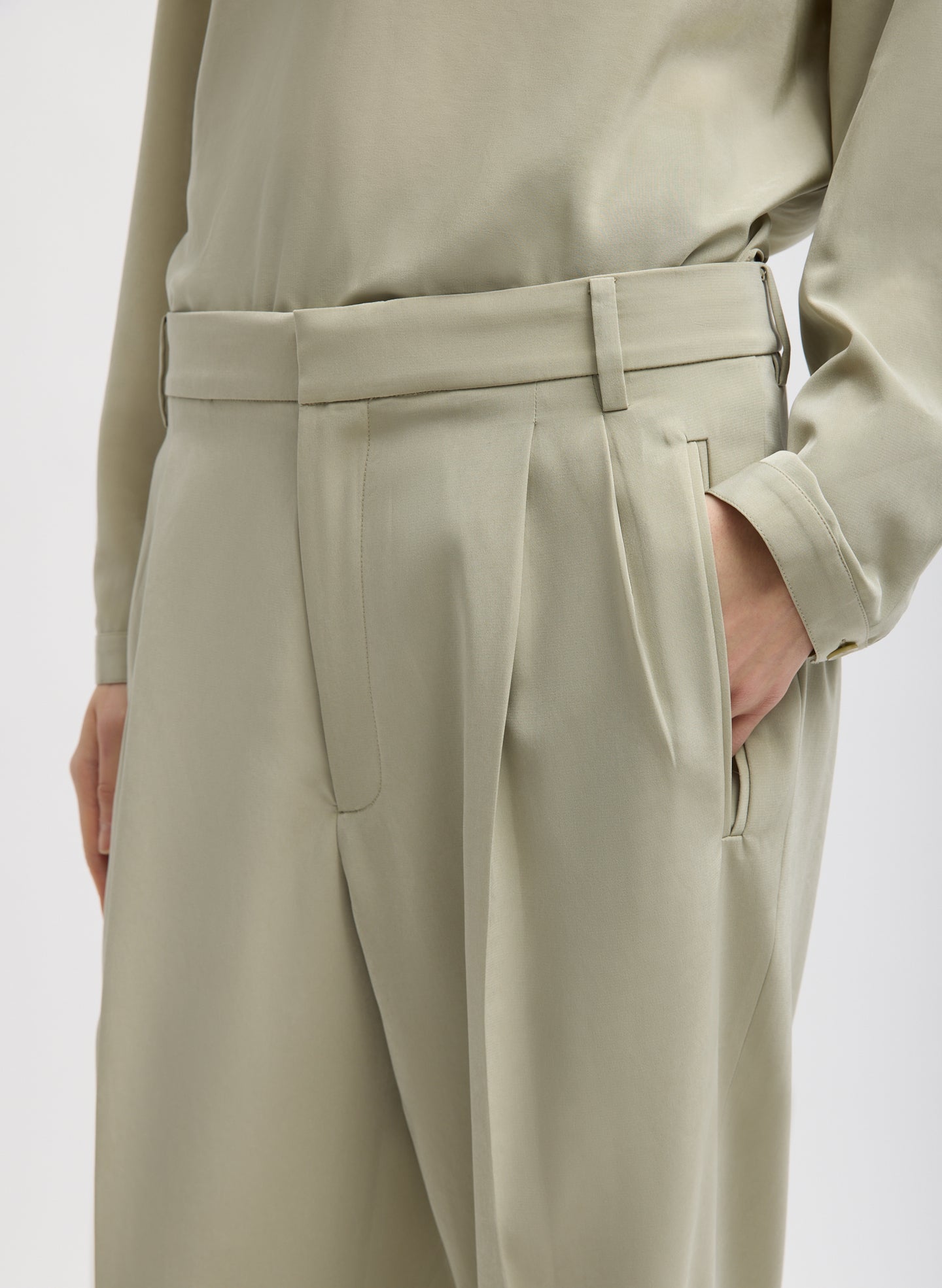 Moss Grey Relaxed Suiting Derrick Men's Trouser - pleated, closeup of front waistline