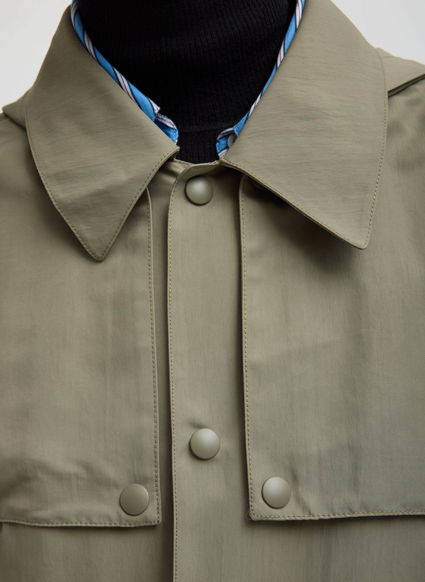 Dark Hazelnut Techy Twill Frank Trench with Hood - closeup of collar detail