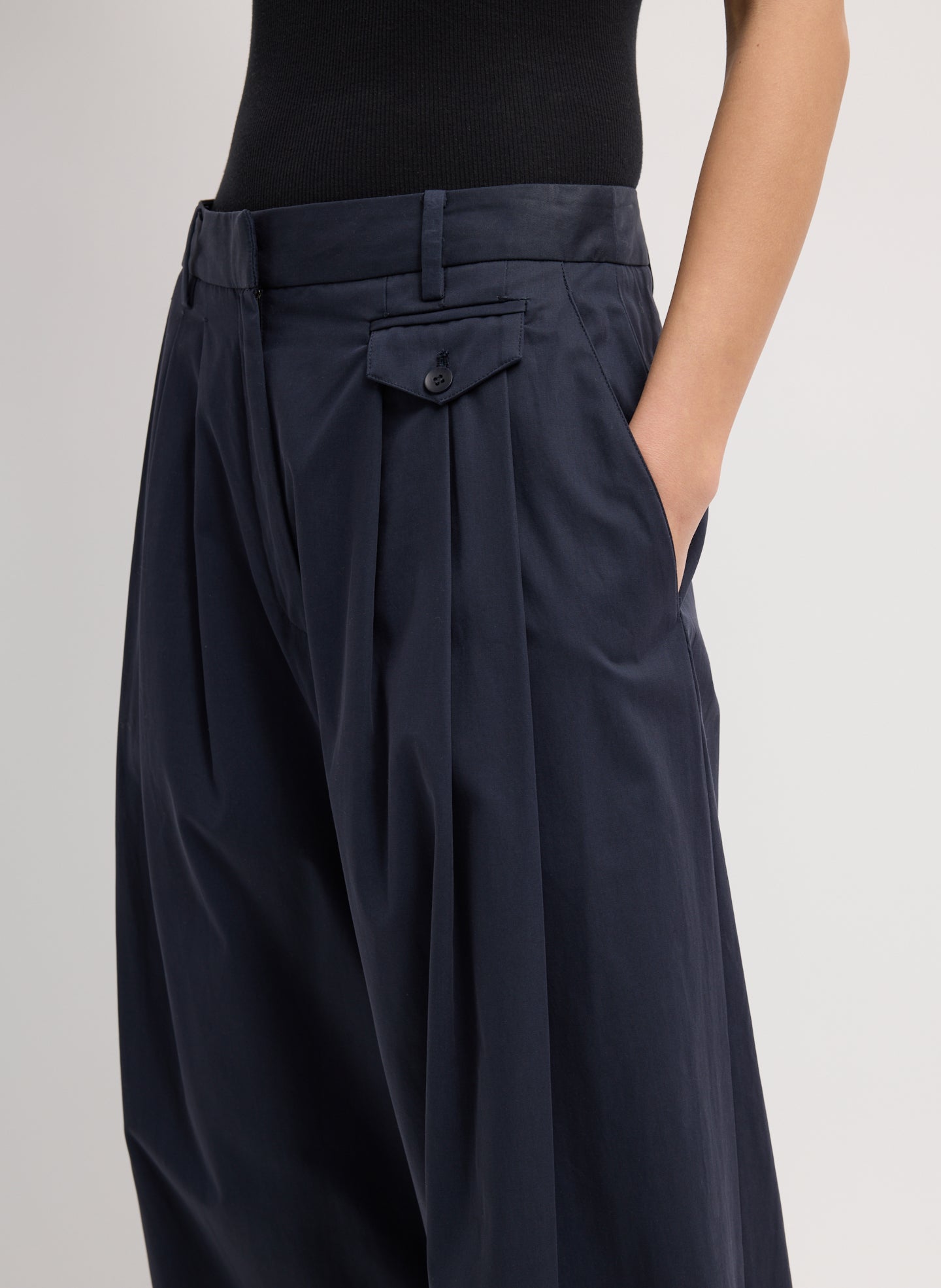 Bio Twill Triple Pleat Cropped Pant