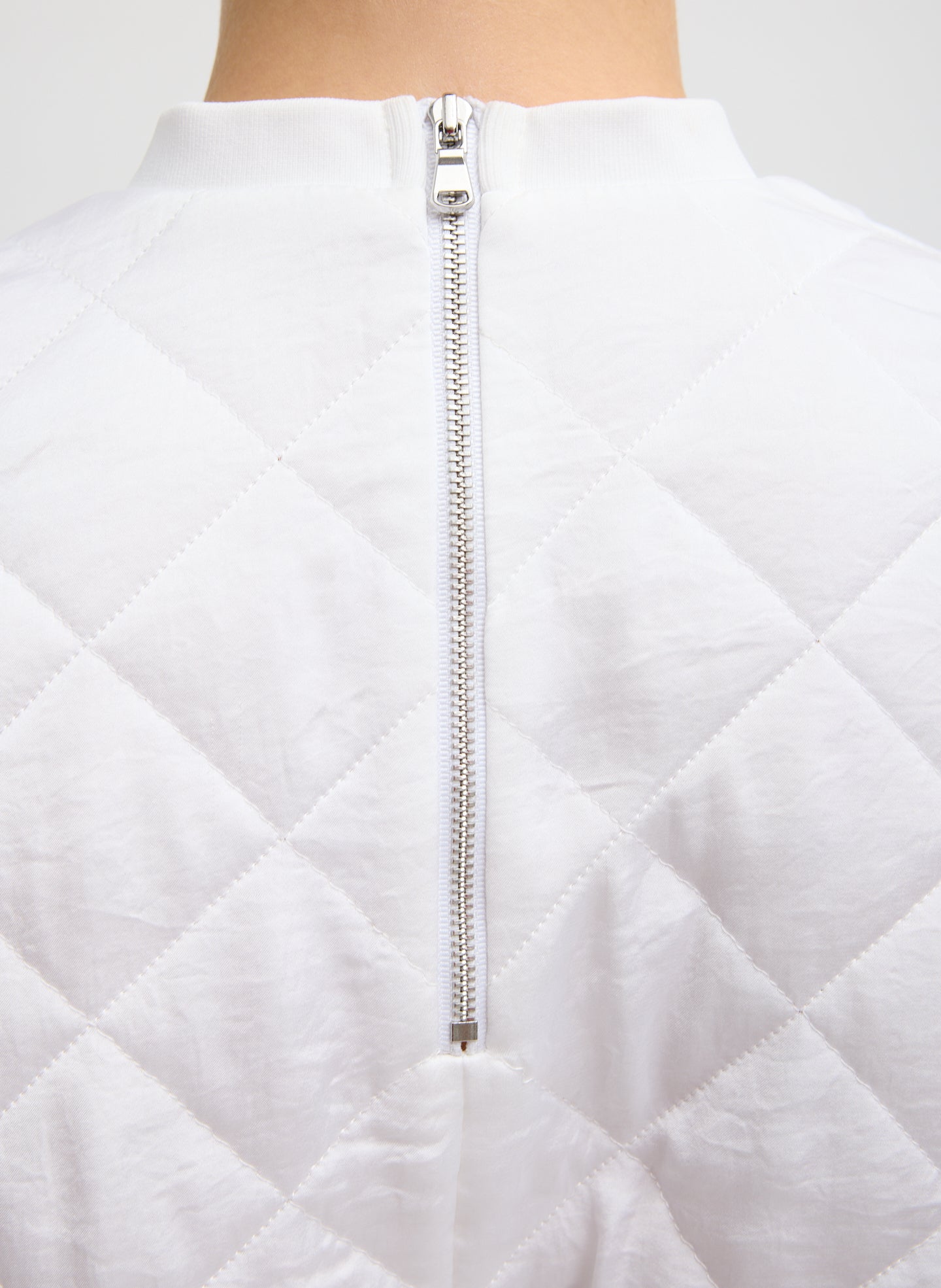 White Cozy Quilting Anorak T-Shirt - closeup of zip detail at back