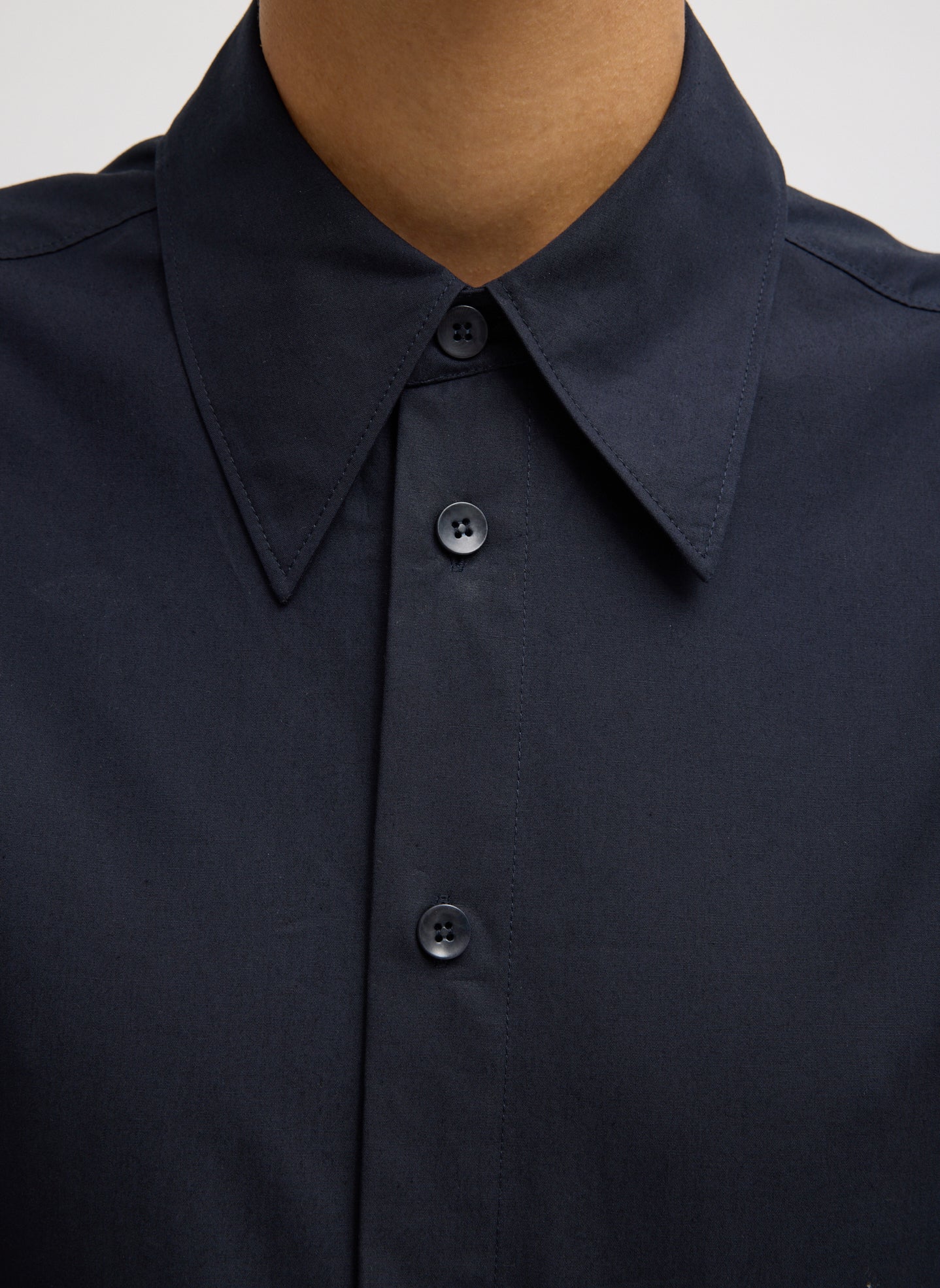 Navy Compact Eco Poplin Hinged Shirt - closeup of collar detail