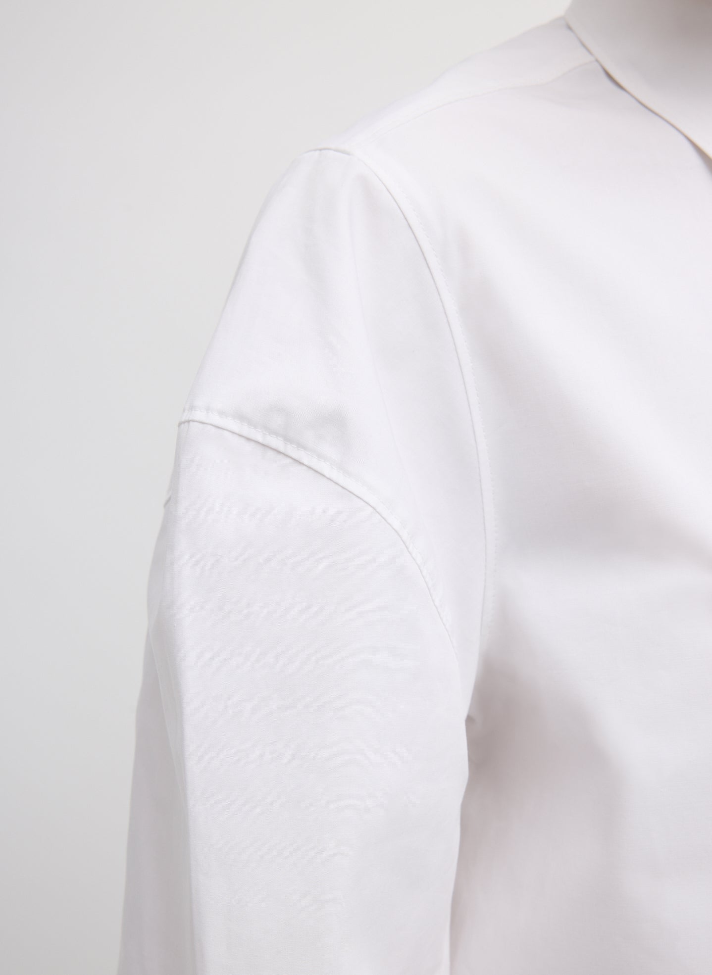 White Compact Eco Poplin Hinged Shirt - closeup of hinged sleeve detail