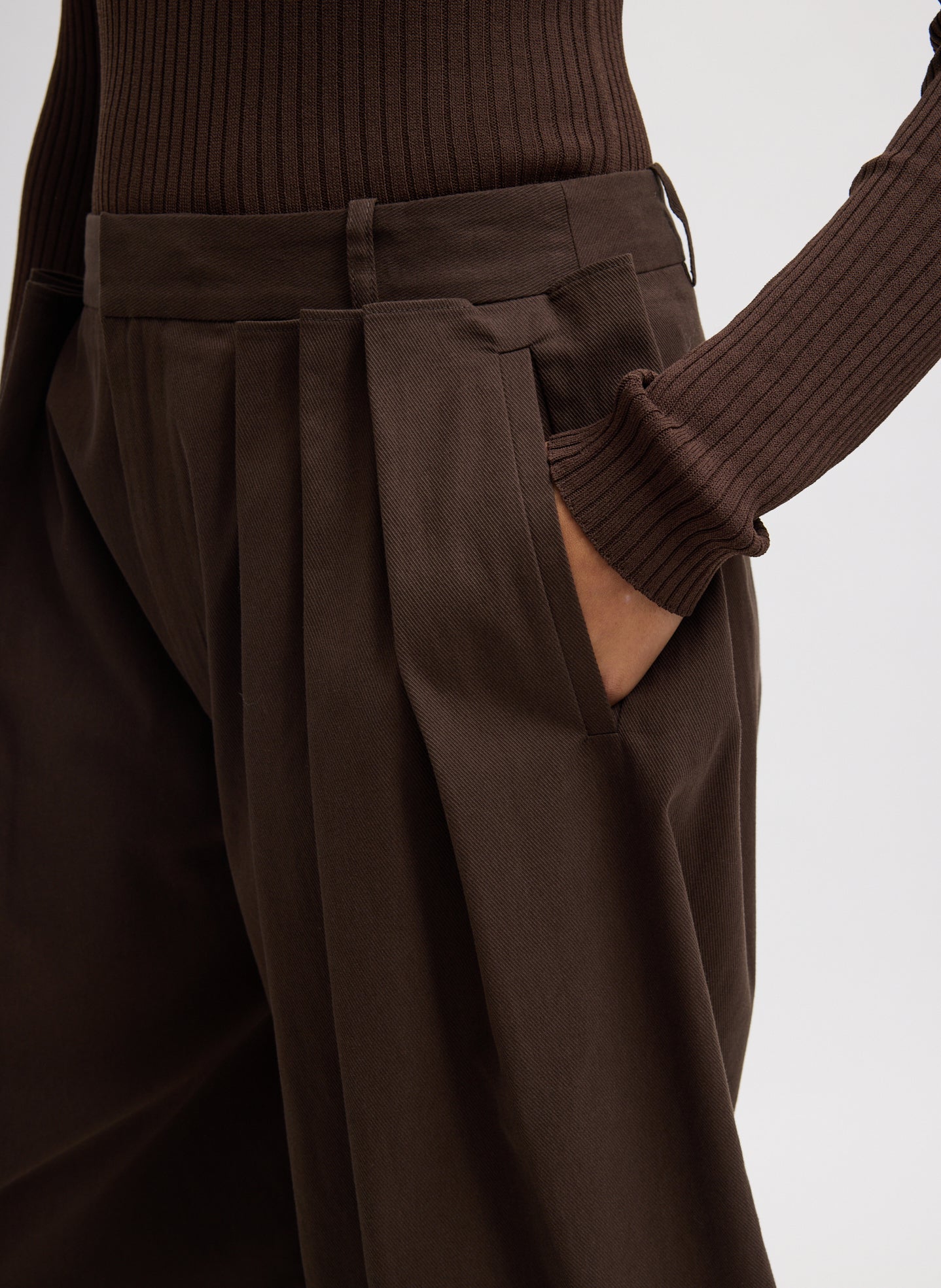Hickory Brown Spring Twill Tucked Pleated Wide Leg Short - closeup of side pocket detail