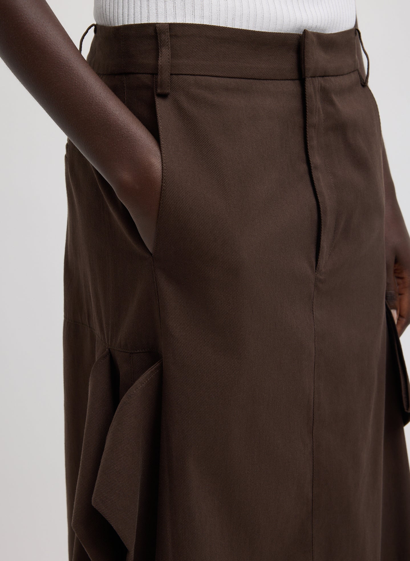 Hickory Brown Luxe Spring Twill Tucked Pleat Skirt - closeup of side pocket detail