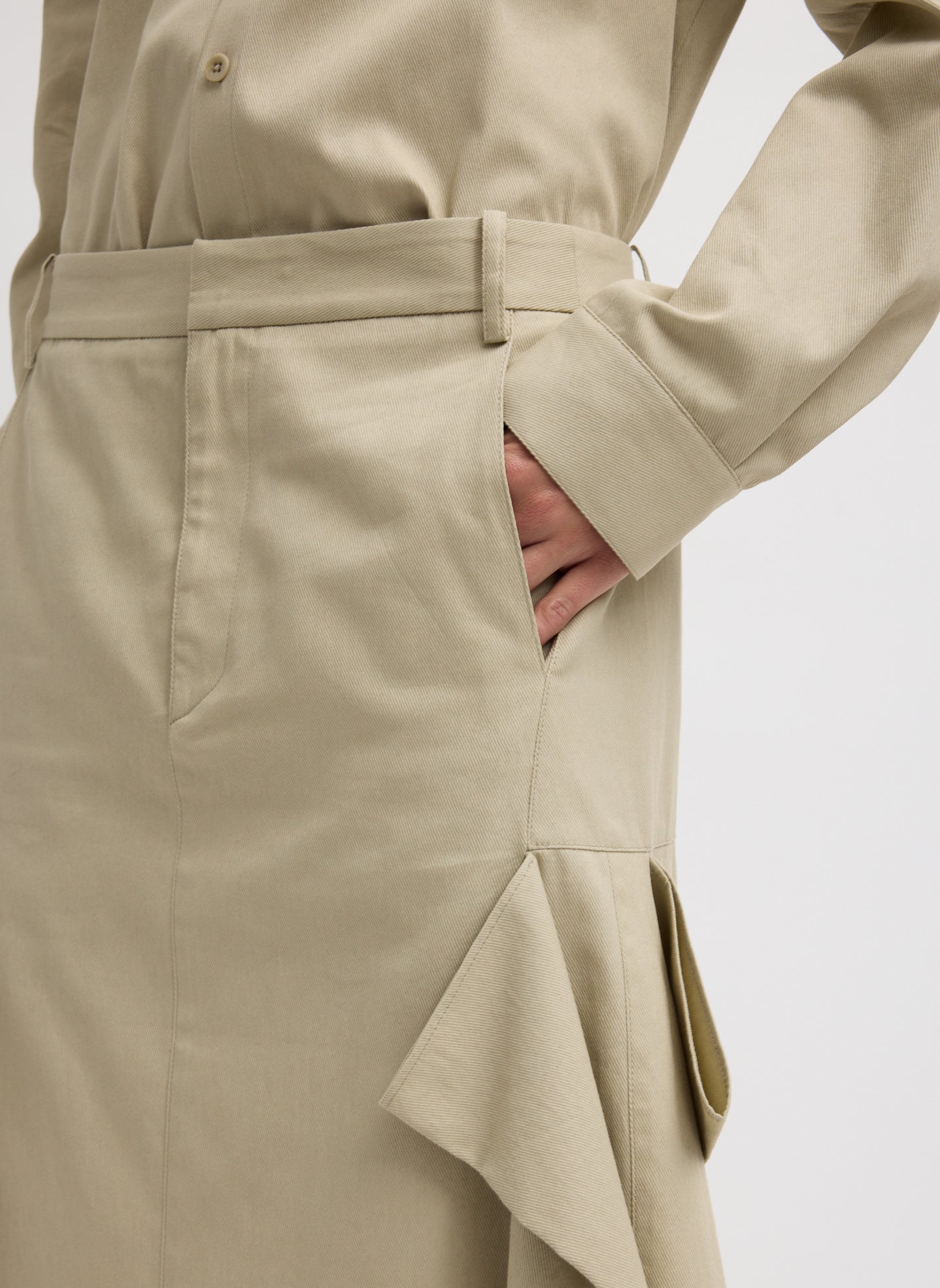 Taupe Luxe Spring Twill Tucked Pleat Skirt - closeup of side pocket detail