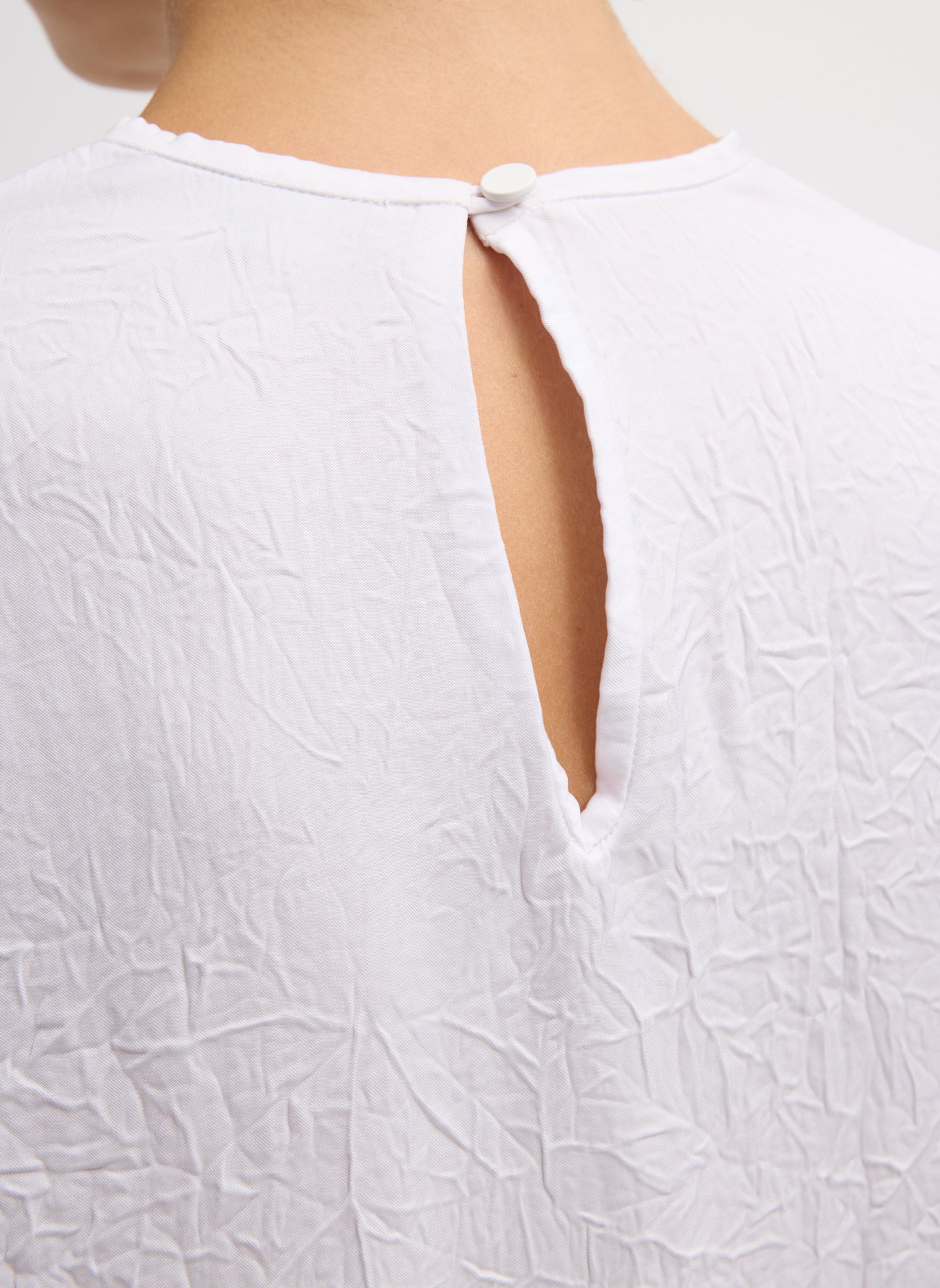 White Crinkle Shirting Easy T-Shirt - closeup of back closure detail