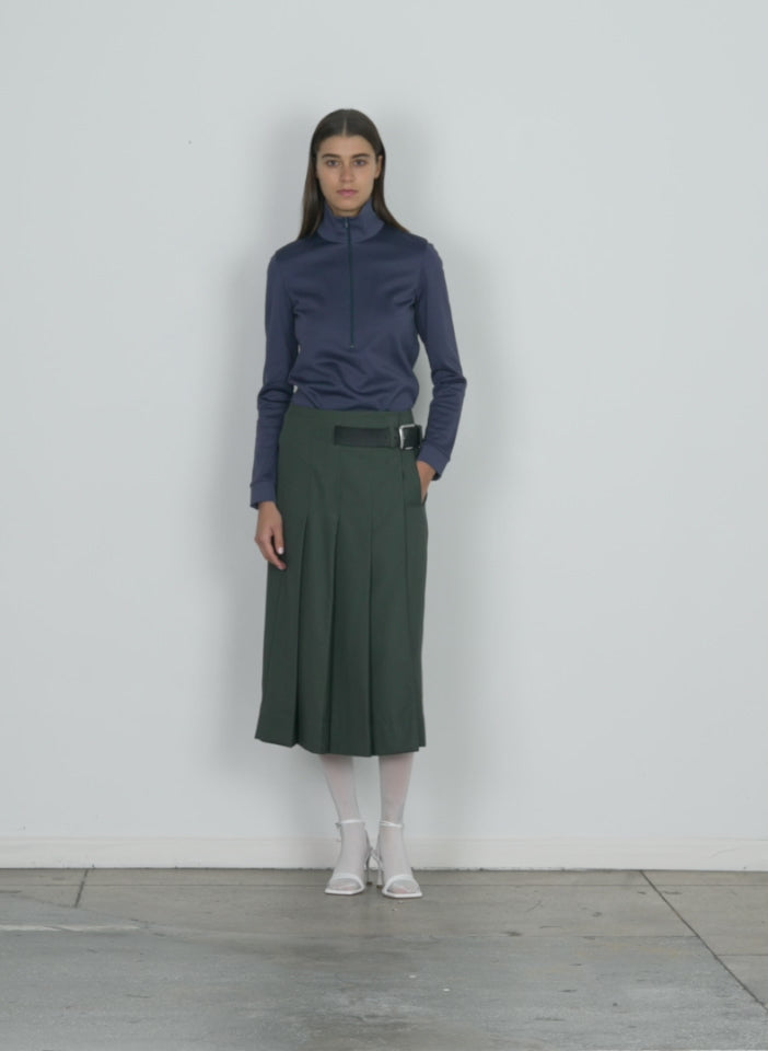 Model wearing the active knit slim sporty top navy fog walking forward and turning around