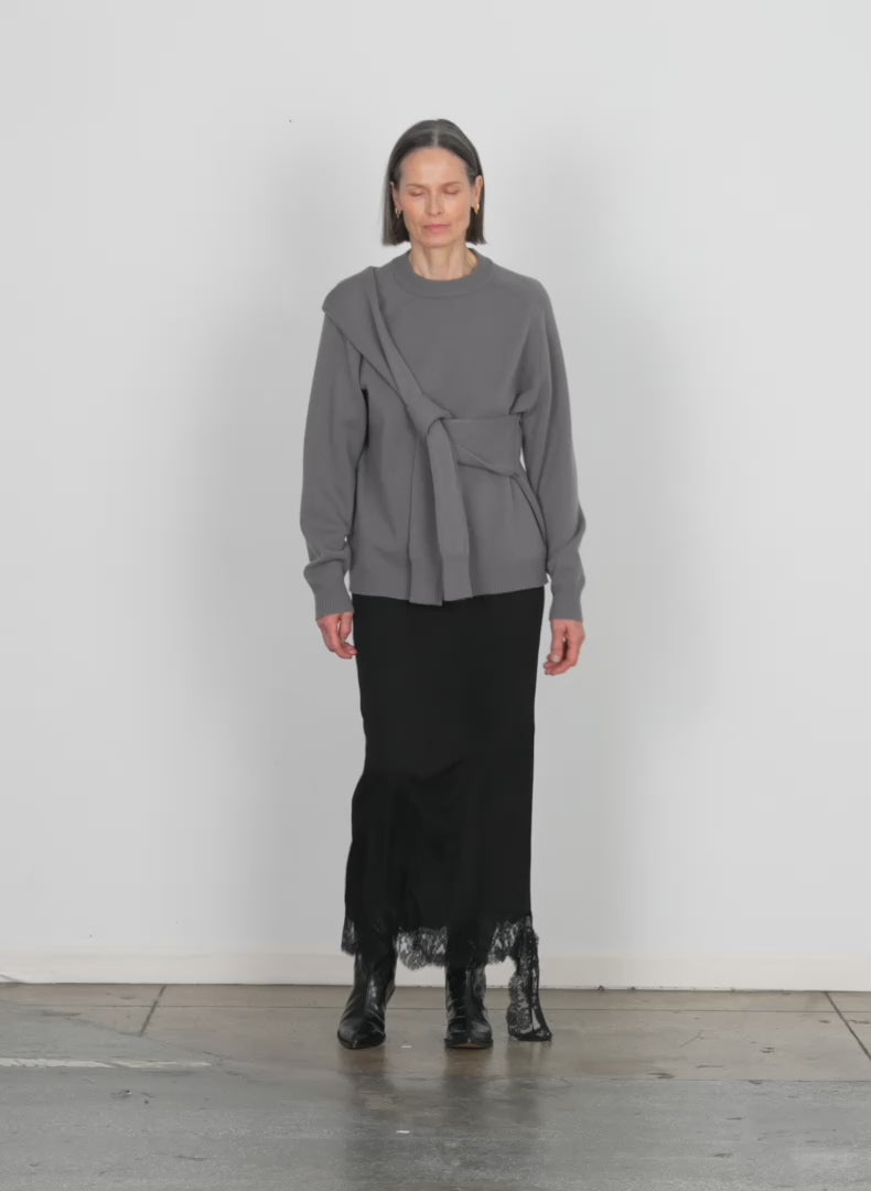 Model wearing the airy extrafine wool blair pullover grey walking forward and turning around