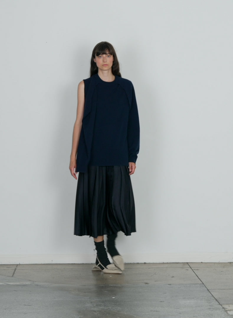 Model wearing the feather weight cashmere easy cozy cocoon tunic pul navy walking forward and turning around