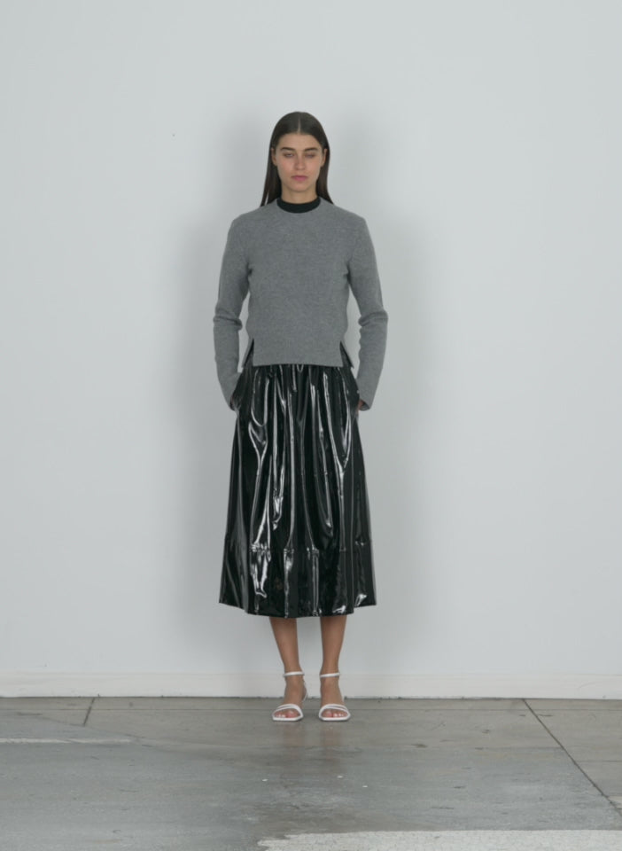 Model wearing the stretch cashmere crewneck pullover heather grey walking forward and turning around