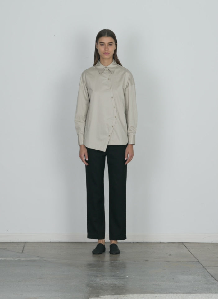 Model wearing the grain de poudre lennon ankle pant black walking forward and turning around