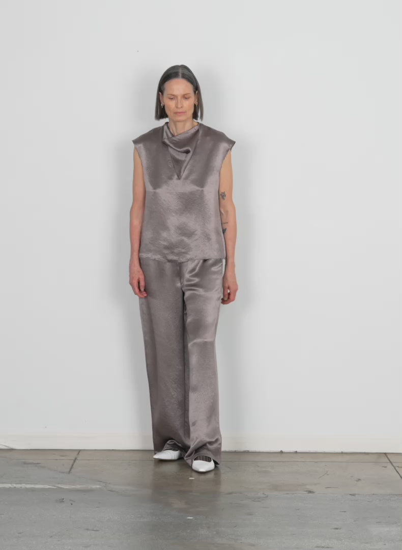 Model wearing the sion satin wide leg pullon pant slate grey walking forward and turning around