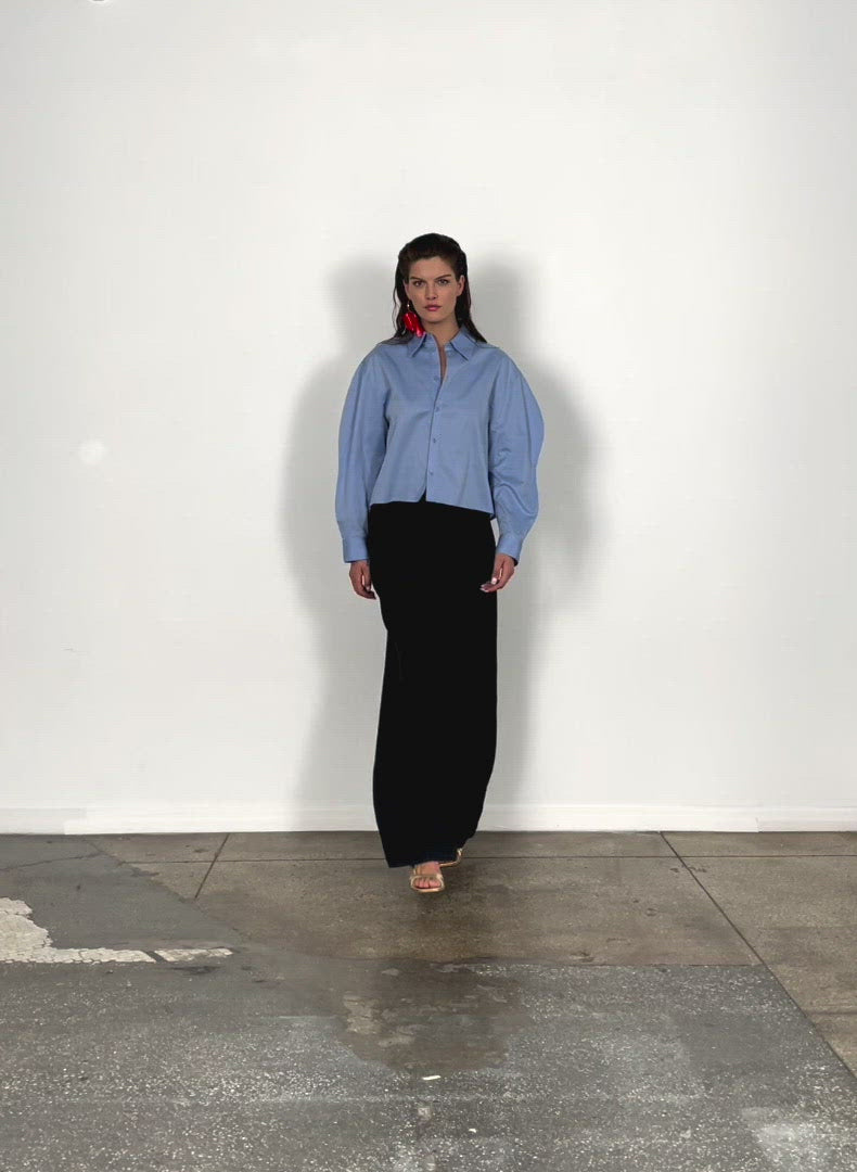 Model wearing the miles shirting scallop sleeve cropped boyfriend sheeve cropped boyfriend sh walking forward and turning around