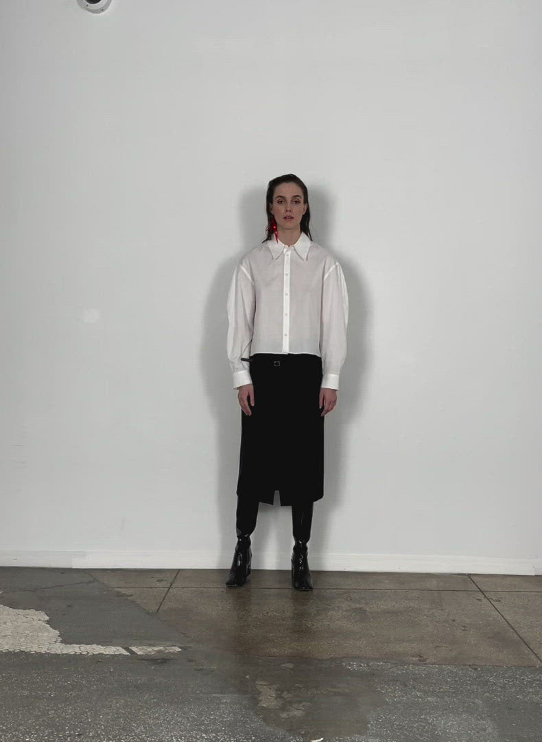 Model wearing the miles shirting scallop sleeve cropped boyfriend sheeve cropped boyfriend sh walking forward and turning around
