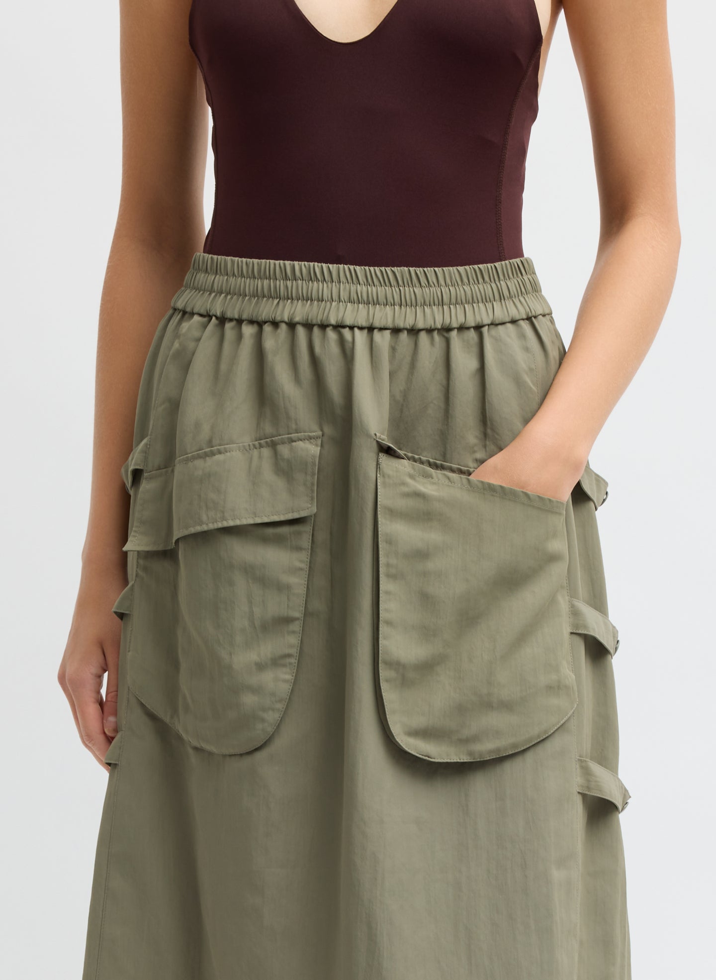 Dark Hazelnut Techy Twill Pull On Midi Skirt - closeup of front pocket detail