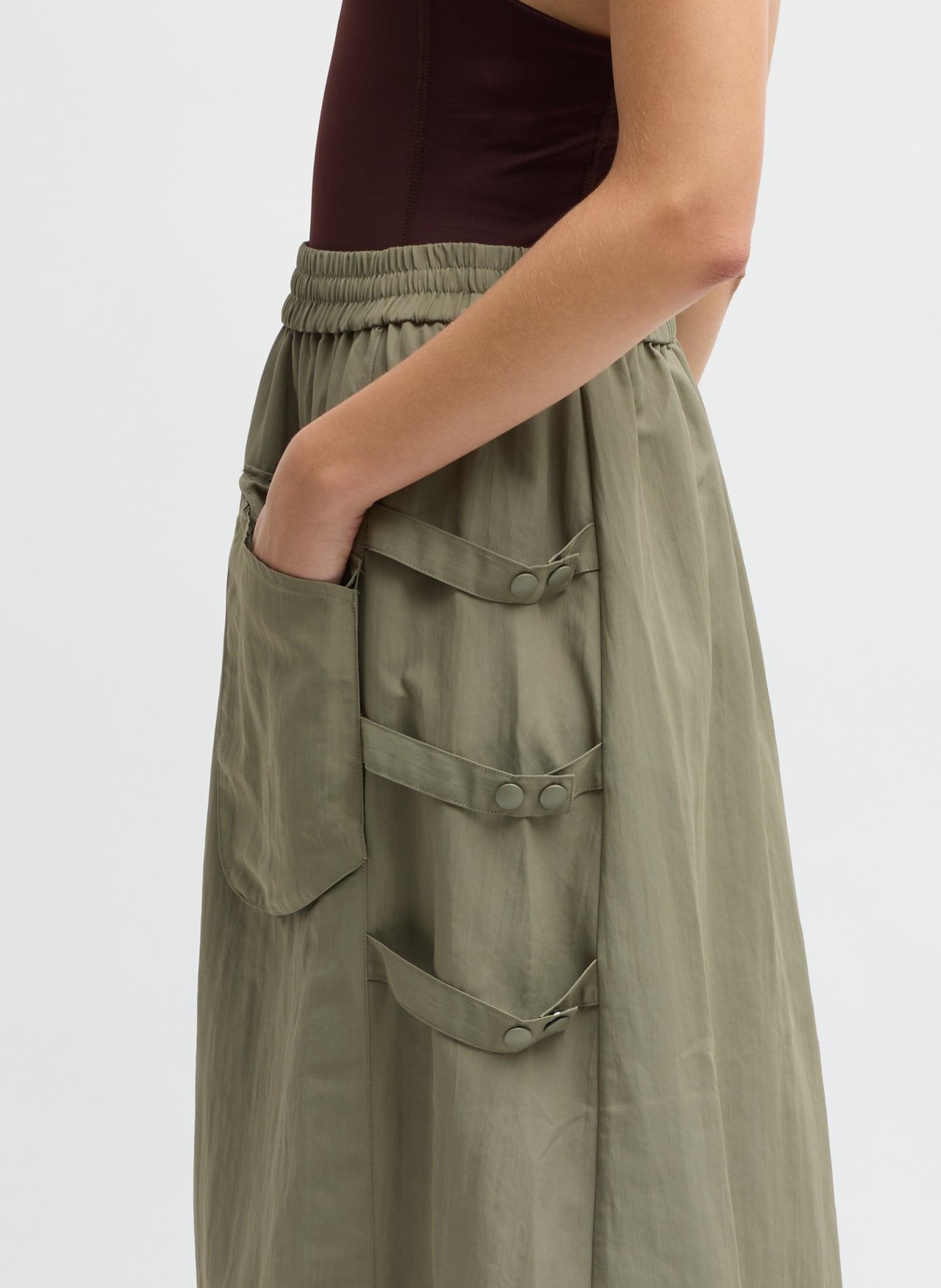 Dark Hazelnut Techy Twill Pull On Midi Skirt - closeup of side detail