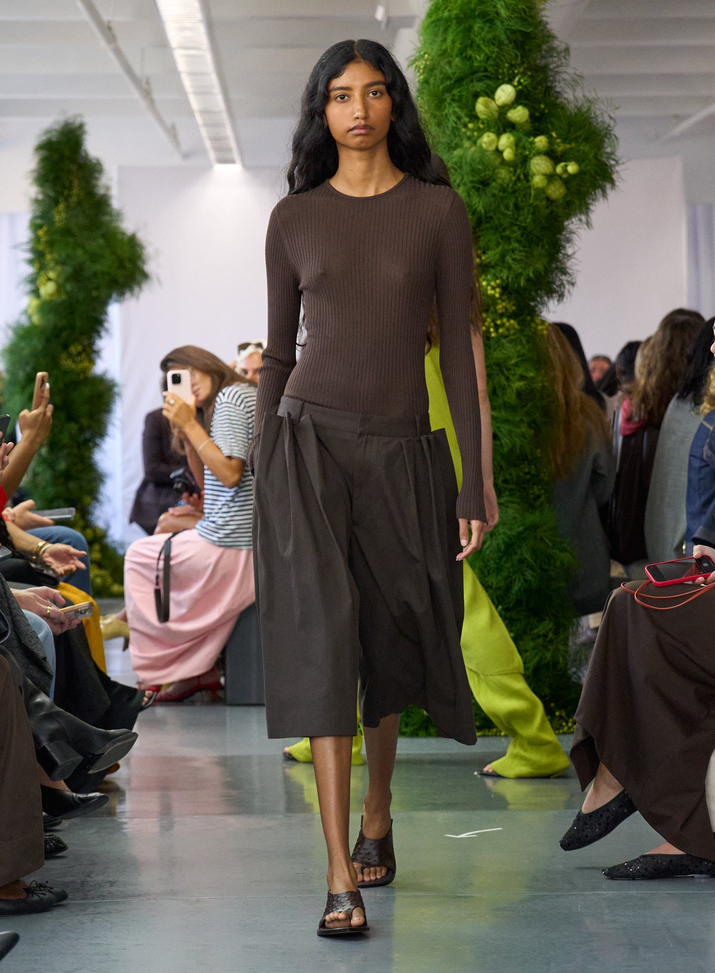 Hickory Brown Spring Twill Tucked Pleated Wide Leg Short and Ribbed Pullover - on runway