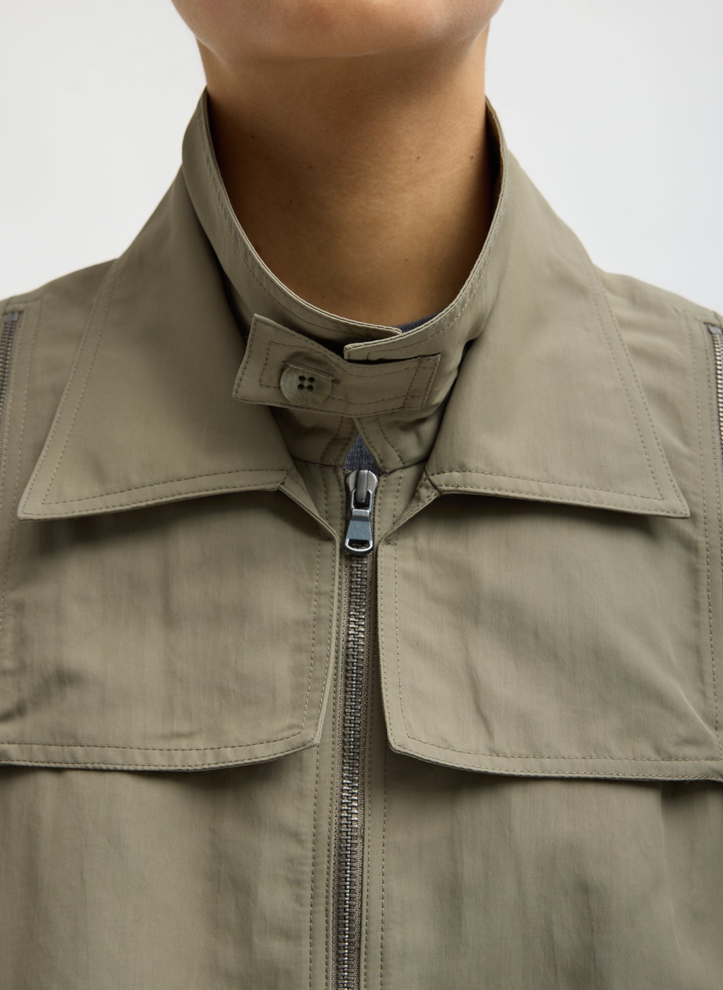 Dark Hazelnut Techy Twill Trapeze Anorak Bomber - closeup of collar detail