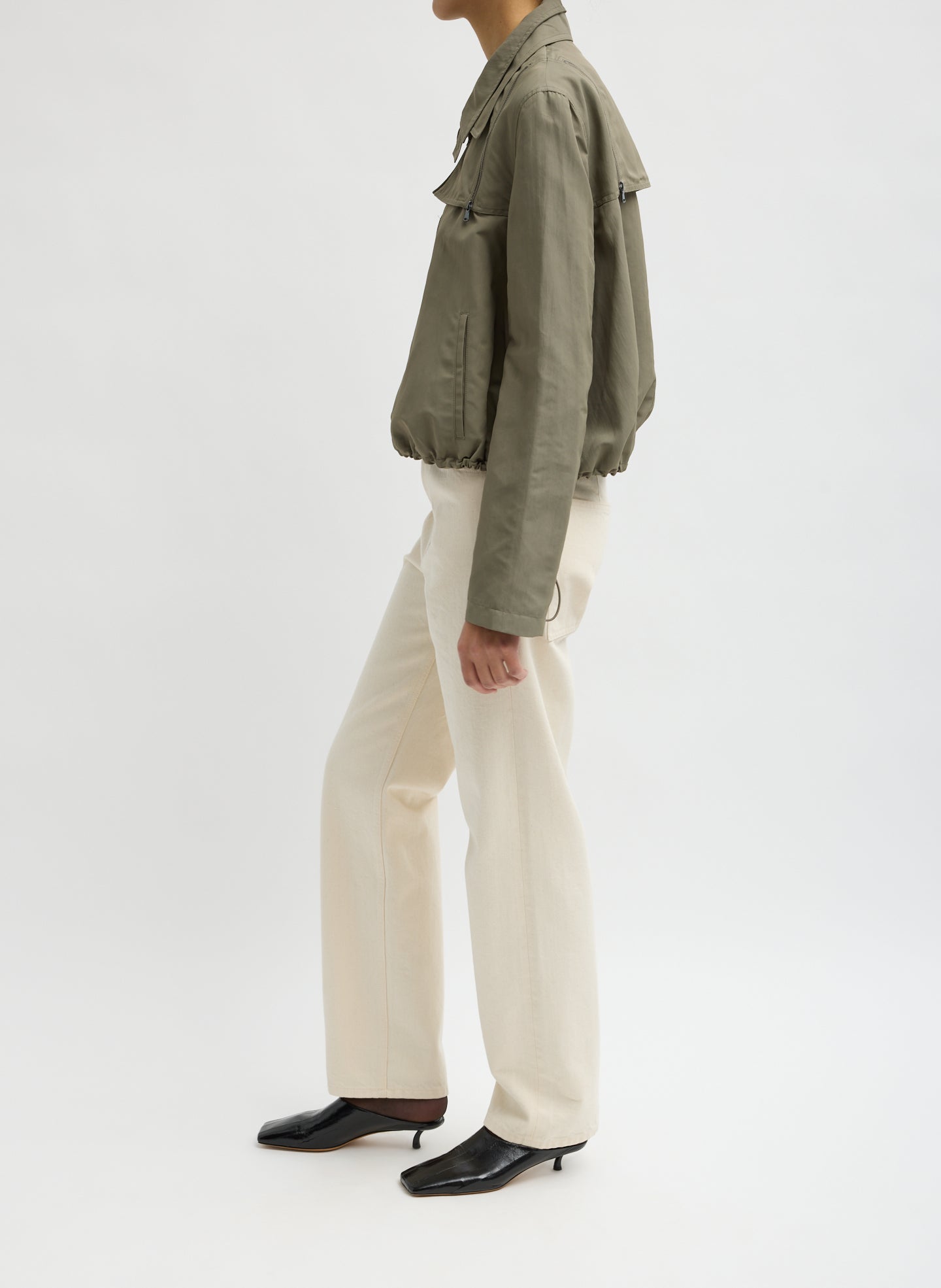 Dark Hazelnut Techy Twill Trapeze Anorak Bomber - green bomber jacket, side view on model