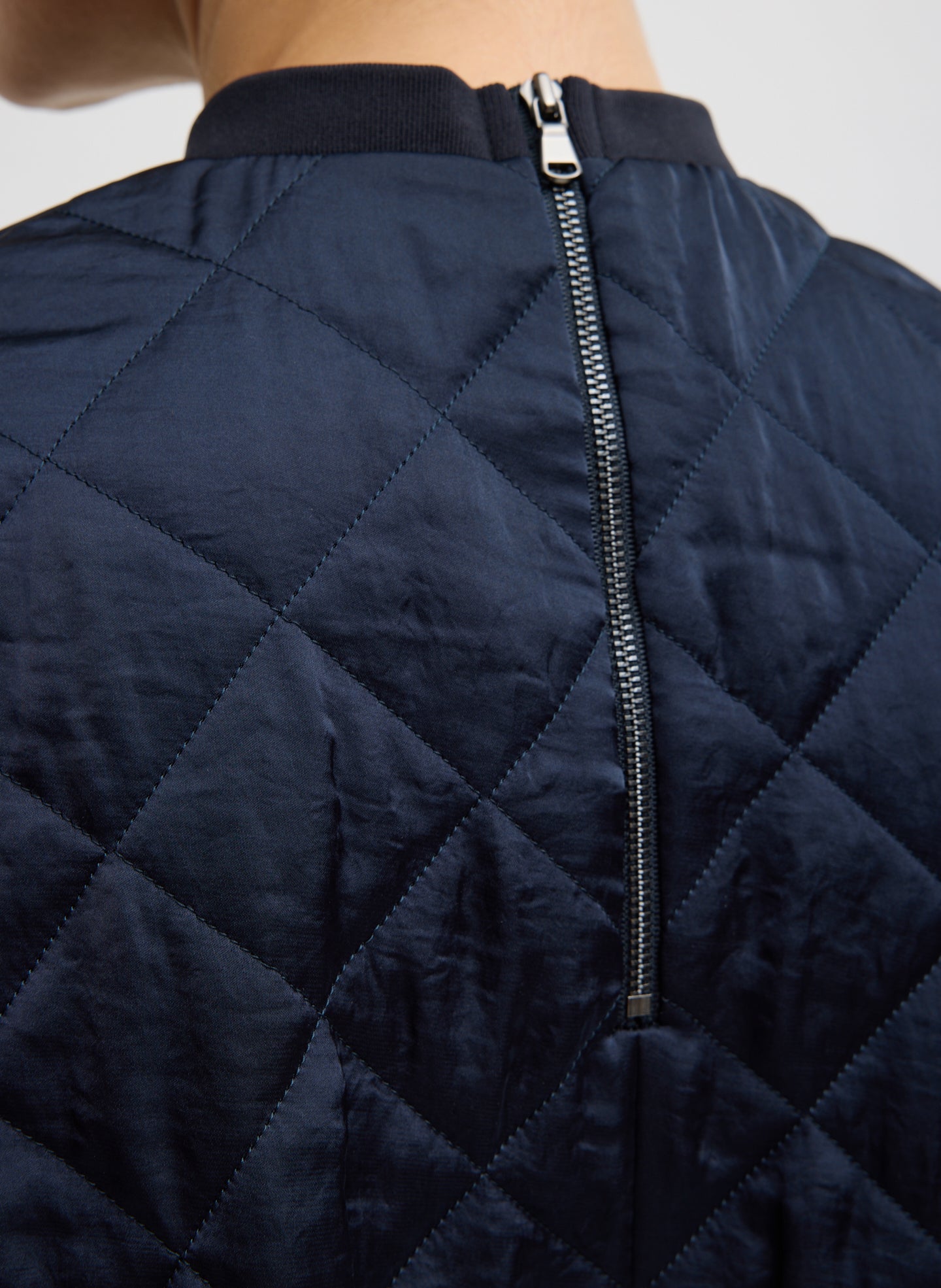 Navy Cozy Quilting Anorak T-Shirt - closeup of zip detail at back