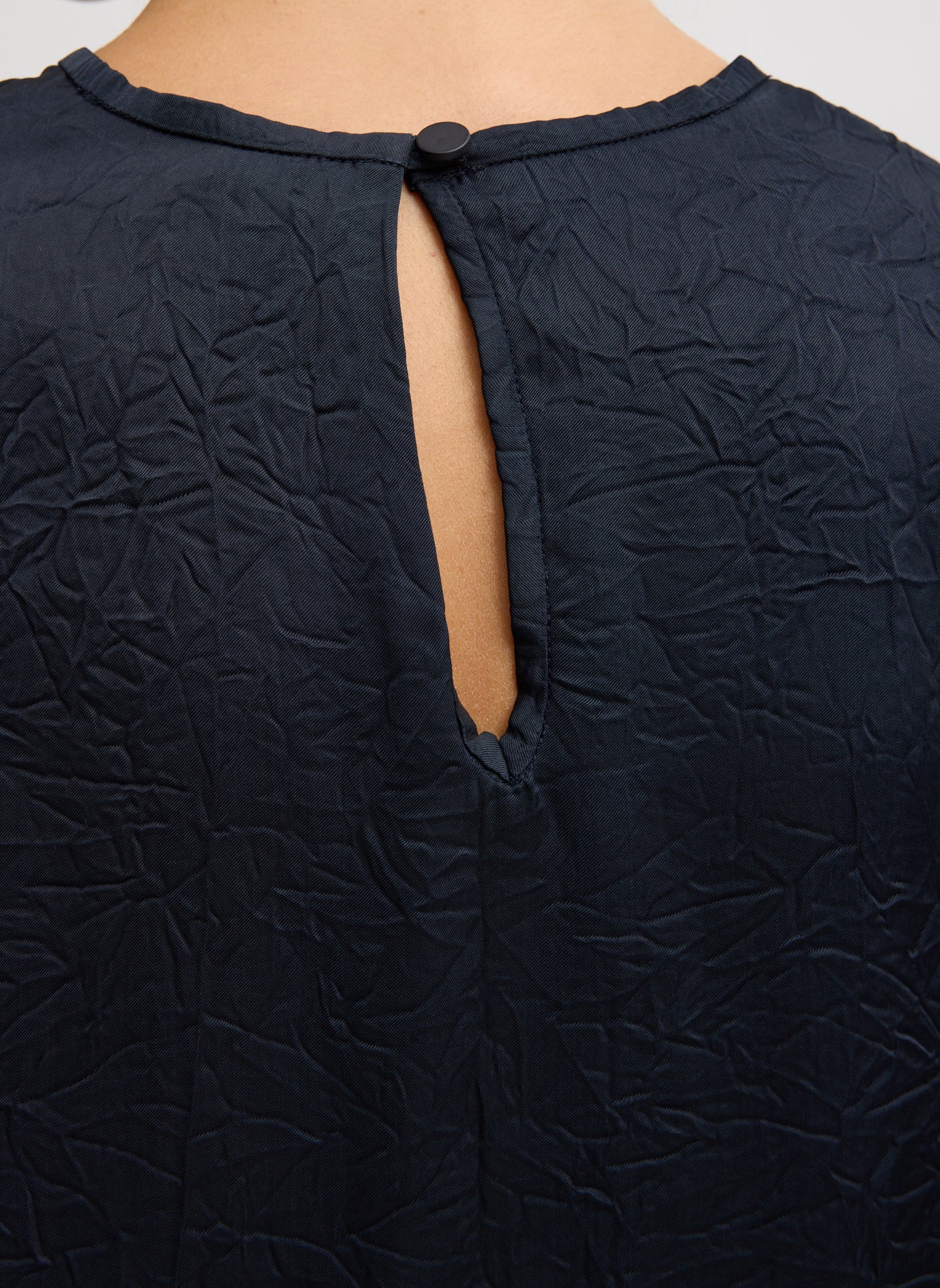 Midnight Navy Crinkle Shirting Easy T-Shirt - closeup of back closure detail