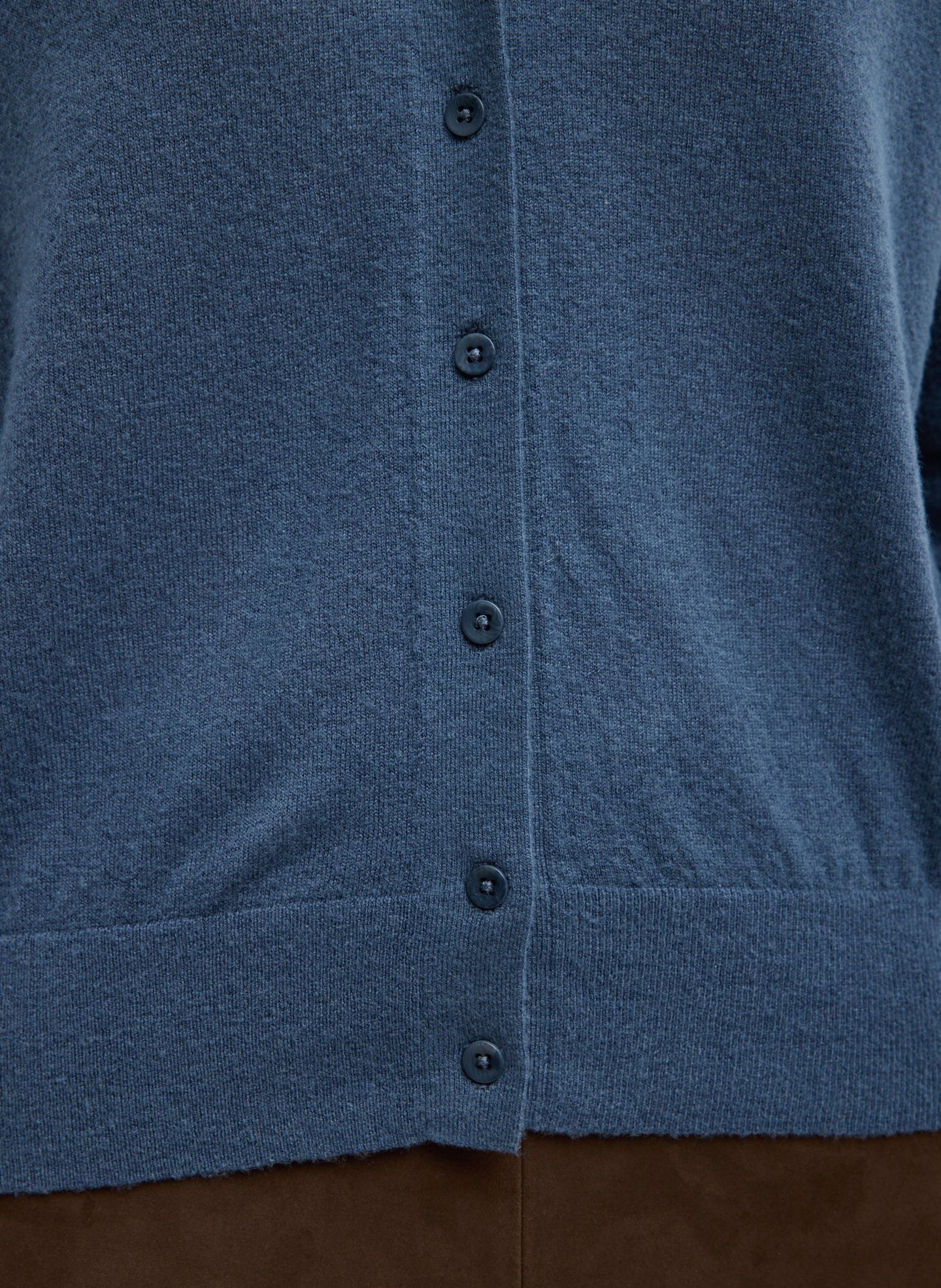 Blue Fog Skinlike Mercerized Wool V-Neck Shrunken Cardigan - closeup of button details at front