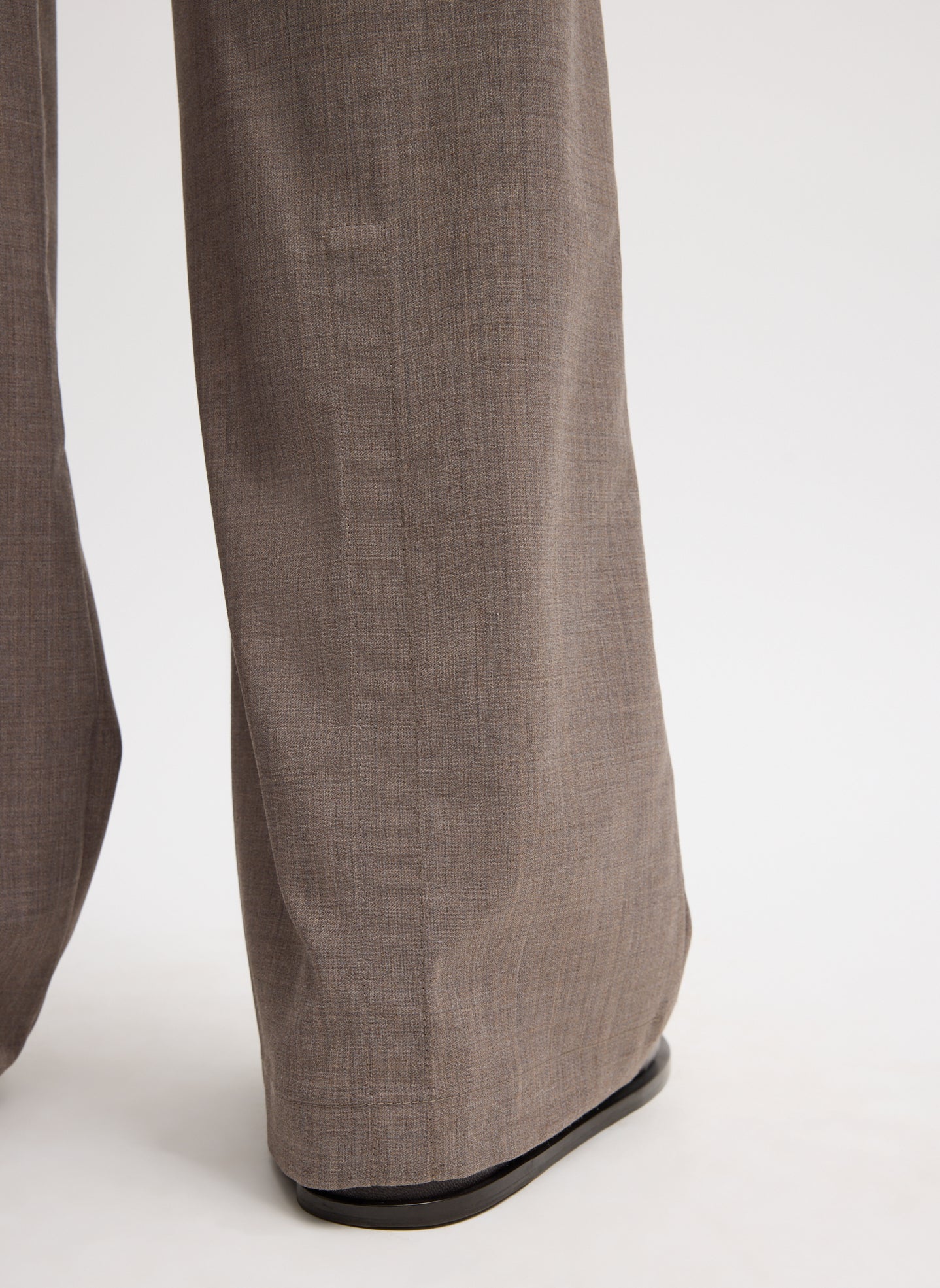 Cedar Melange Tropical Wool Scottie Jogger - closeup of hidden snap details