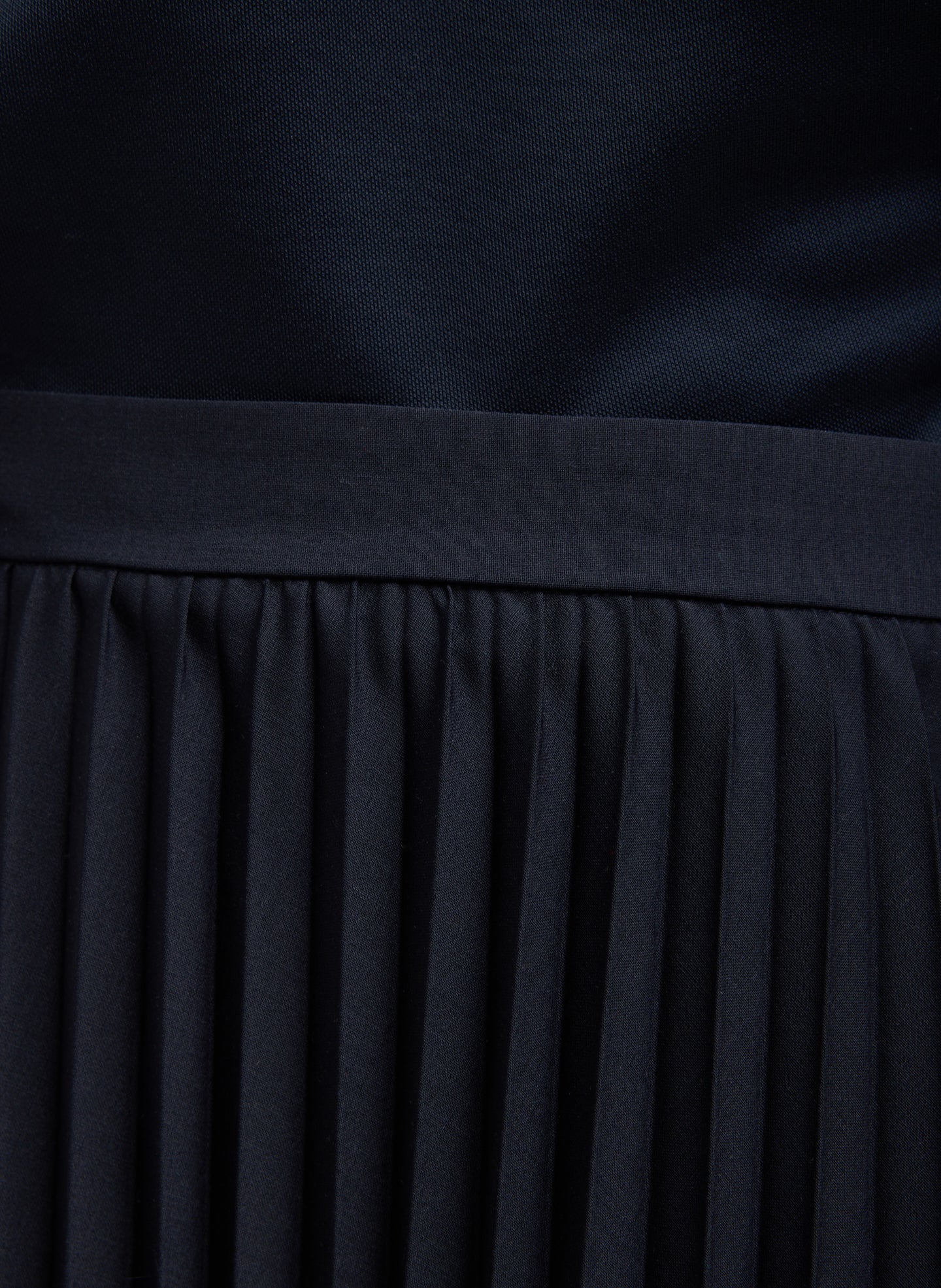 Navy Tropical Wool Pleating Sunray Skirt - closeup of waistband