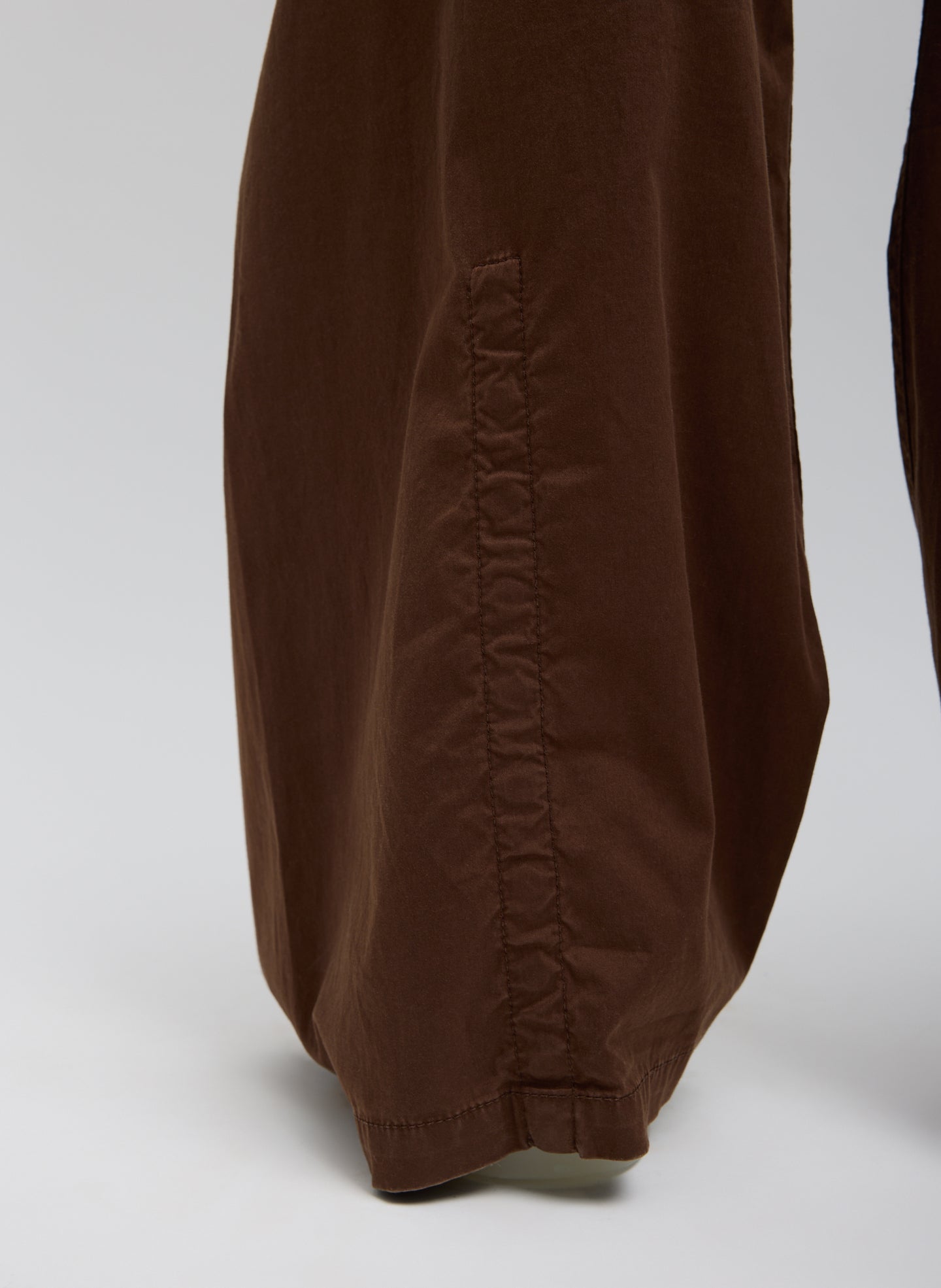 Brown Garment Dyed Silky Cotton Winslow Pull On Pant - closeup of hidden pockets at hem