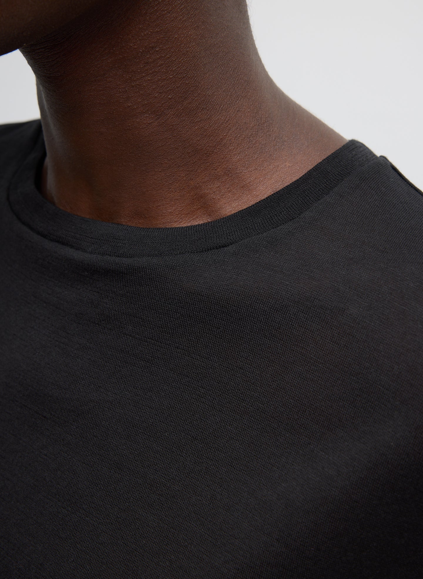 【ブラック（01）】SHEER LONG SLEEVE KNIT UNISEX Sheer Crepe Knit Crewneck Unisex Long Sleeve T-Shirt – Tibi Official