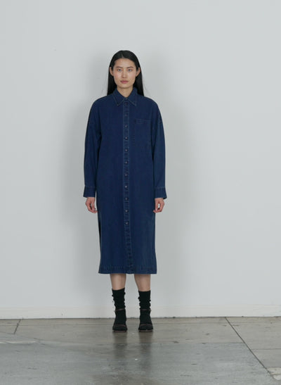 Model wearing the tencel cotton shirtdress blue walking forward and turning around