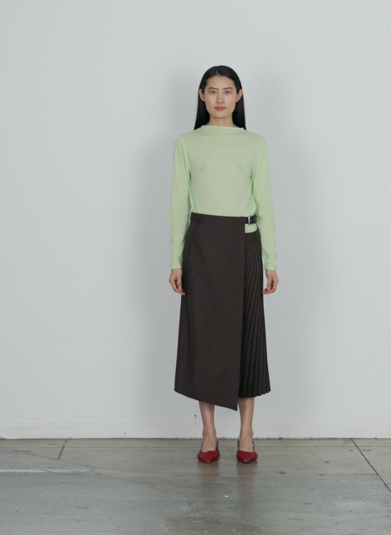 Model wearing the skinlike mercerized wool soft sheer pullover pale lime walking forward and turning around