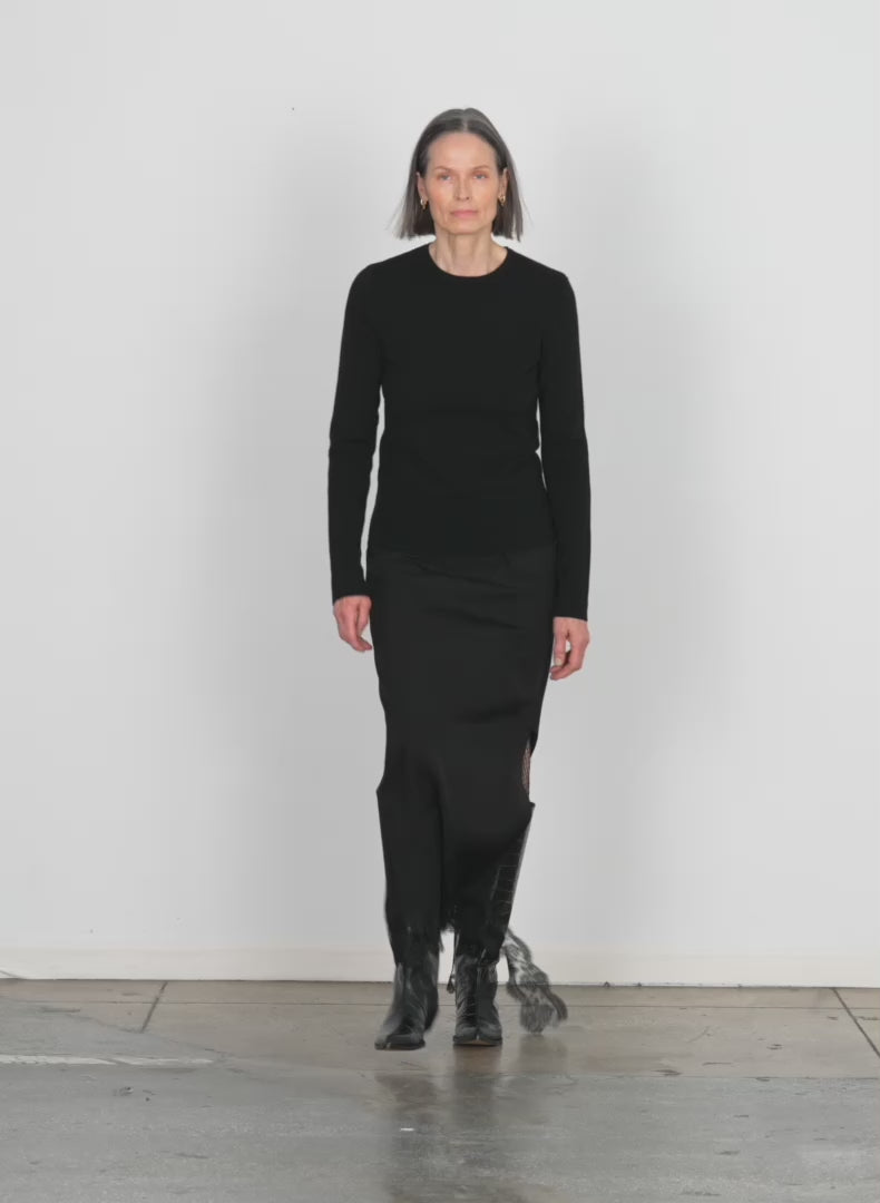Model wearing the double faced cashmere mini long sleeve pullover black walking forward and turning around