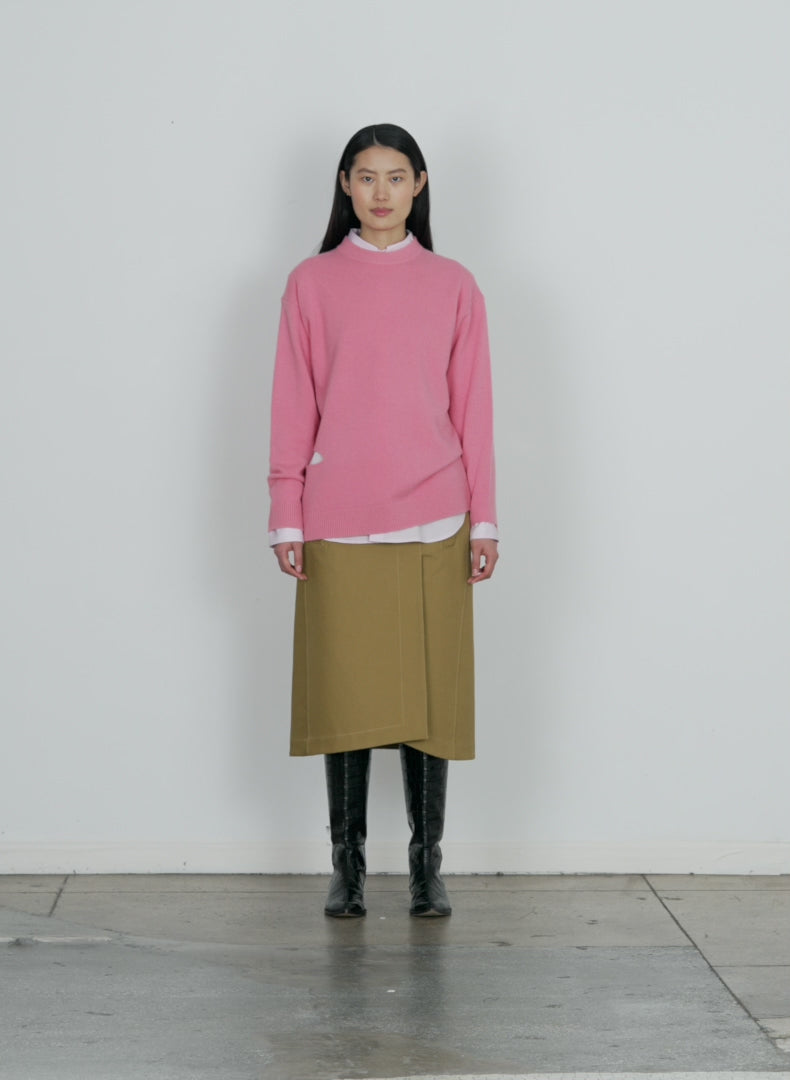 Model wearing the soft lambswool crewneck easy pullover pink walking forward and turning around