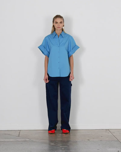 Model wearing the Cotton drill slouchy carpenter jean thesus blue walking forward and turning around