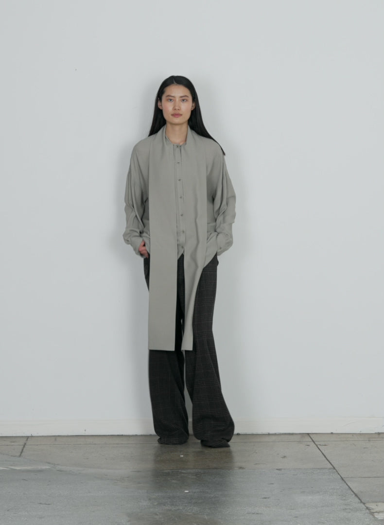 Model wearing the feather weight eco crepe davenport sculpted shirt grey walking forward and turning around