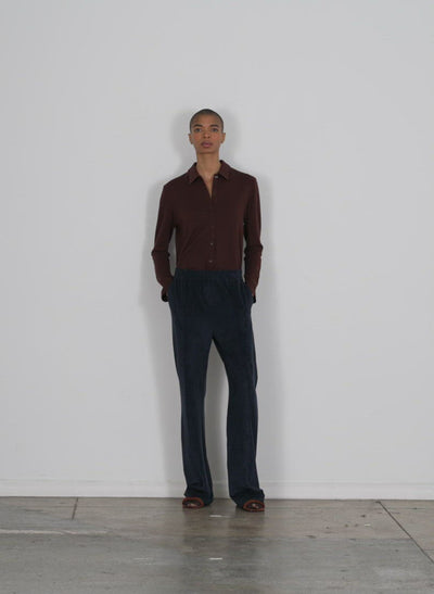 Model wearing the wool jersey slim shirt brown walking forward and turning around