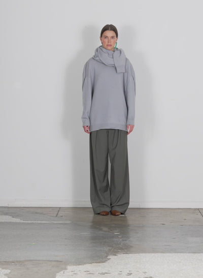 Model wearing the airy extrafine wool circular origami pullover silver grey walking forward and turning around