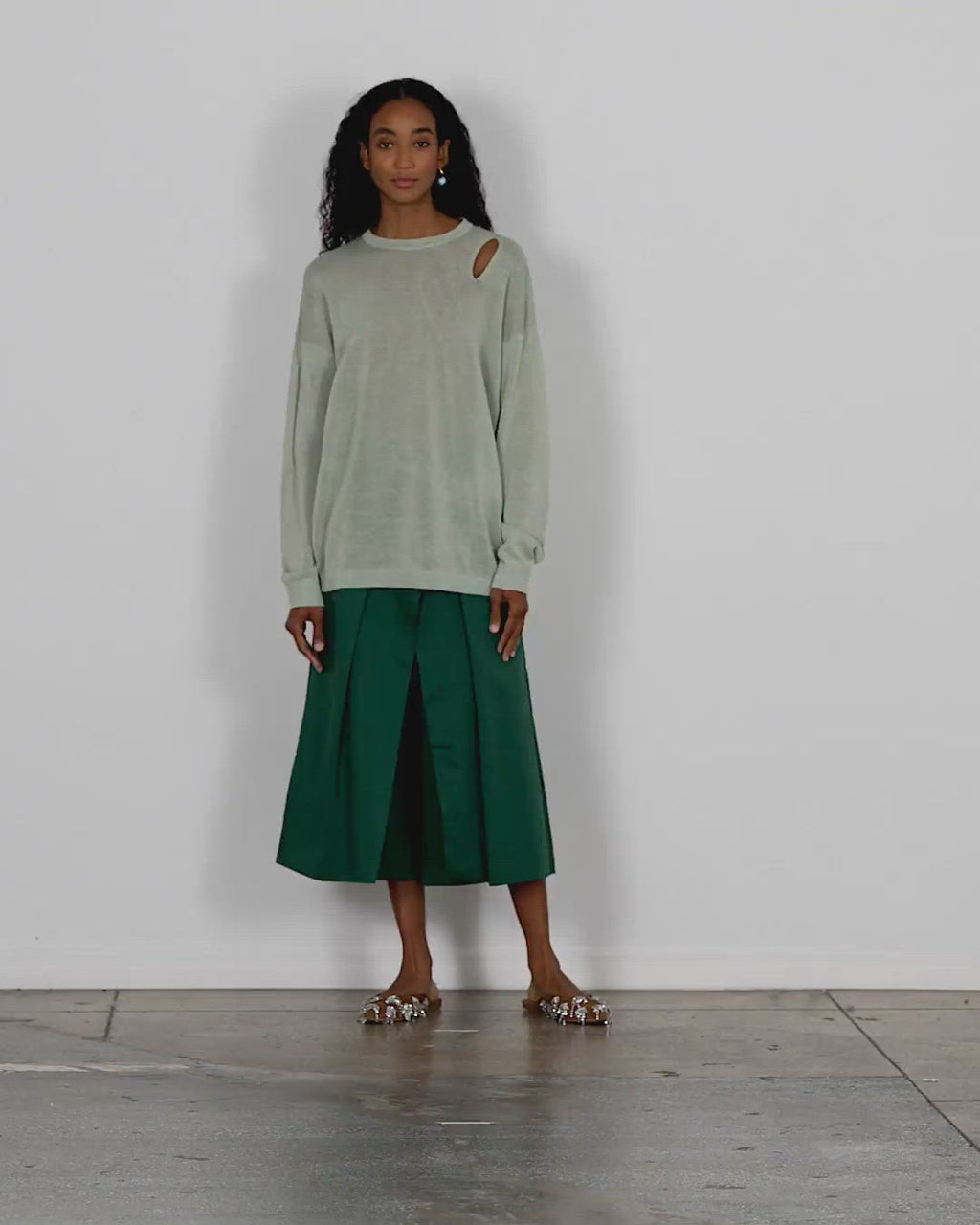 Model wearing the crispy cotton slit detail oversized pullover walking forward and turning around
